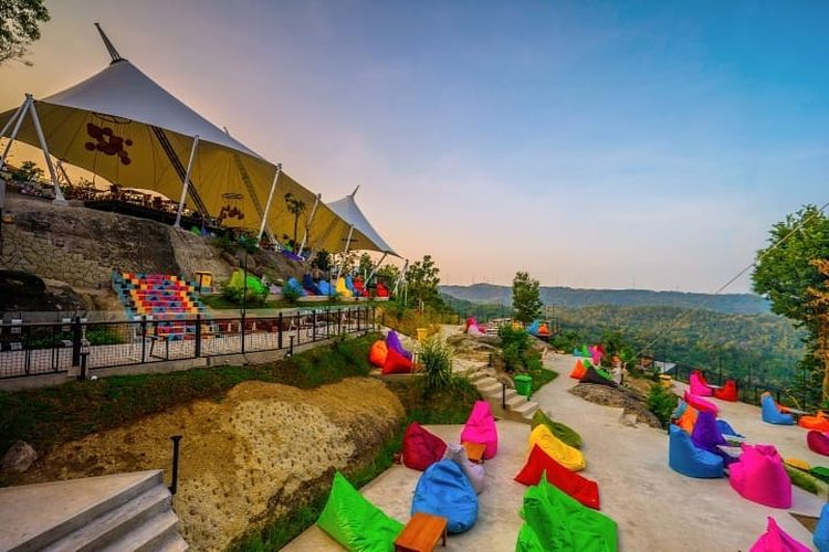 Obelix Hills memiliki banyak tempat bersantai untuk menikmati sunset dari atas bukit. Salah satu tempat merayakan tahun baru di Yogyakarta. 
