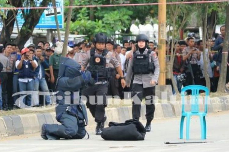 Pasukan penjinak bom berusaha menjinakkan benda yang diduga bom yang dibawa seorang pria mencurigakan yang mengancam meledakkan bom di Kantor BRI Cabang Suryanata, Kota Samarinda, Provinsi Kalimantan Timur.