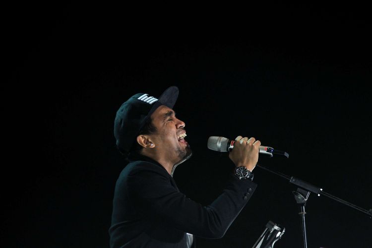 Penyanyi Glenn Fredly tampil di Yamaha Music Project Tribute to Michael Jackson pada hari pertama Java Jazz Festival 2015 di JIExpo Kemayoran, Jakarta, Jumat (6/3/2015). Java Jazz Festival 2015 yang berlangsung hingga Minggu (8/3/2015) menampilkan artis dari dalam dan luar negeri. KOMPAS IMAGES/KRISTIANTO PURNOMO