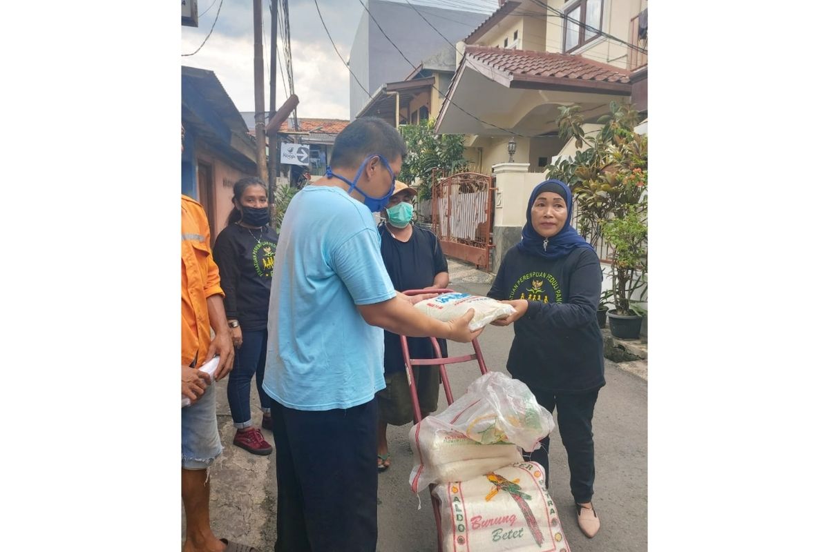 Emak-emak yang tergabung dalam Persatuan Perempuan Peduli Pancasila (P4) memberikan bantuan sosial kepada warga yang terdampak pandemi Covid-19 di Jakarta Timur, Jumat (17/4/2020).