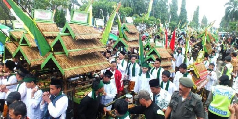 Perhelatan Festival Dongdang yang diadakan tiap tahunnya oleh Pemerintah Kabupaten Bogor ini, diikuti lebih dari 1.000 peserta. Festival Dongdang digelar sebagi bentuk peringatan Maulid Nabi SAW, dan melestarikan budaya. K97-14 
