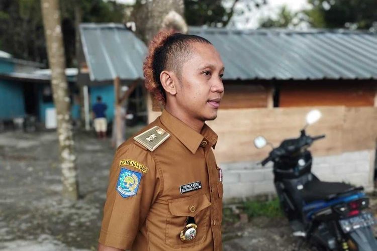Kepala Desa Sigerongan, Kecamatan Lingsar, Kabupaten Lombok Barat, Dian Siswadi (37) menjadi sorotan warga setelah aksinya memotong rambut dengan gaya Mohawk ala anak punk