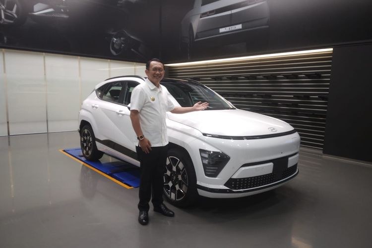 Pj Bupati Bekasi, Dani Ramdan kepincut mobil listrik All New Hyundai Kona Electric. 