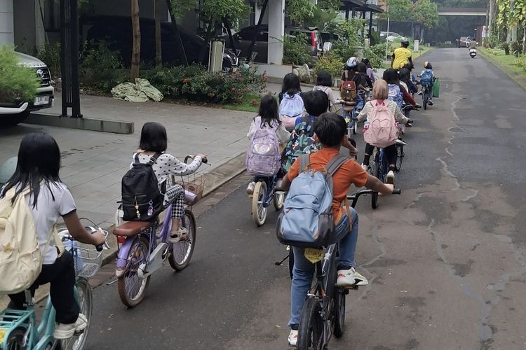 Jumat Pagi di Serpong Lagoon Tangsel, Saat Anak-anak Mengayuh Sepeda Menuju Sekolah