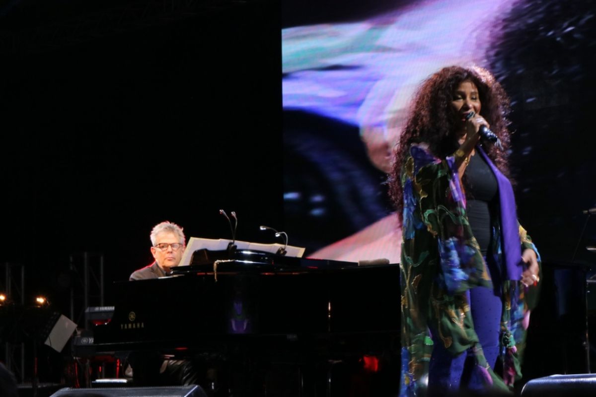 Chaka Khan tampil bersama musisi dunia David Foster, dalam pertunjukan Hitman David Foster and Friends Live in Concert di Grand Pacific Hall, Yogyakarta, Kamis (6/4/2017) malam.