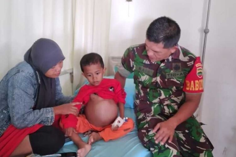 Babinsa Desa Utama Karya, Sertu Rais menjenguk Aska (4) yang mengidap tumor ganas saat dirawat di RSUD Arifin Ahmad Pekanbaru, Riau, Senin (2/3/2020).
