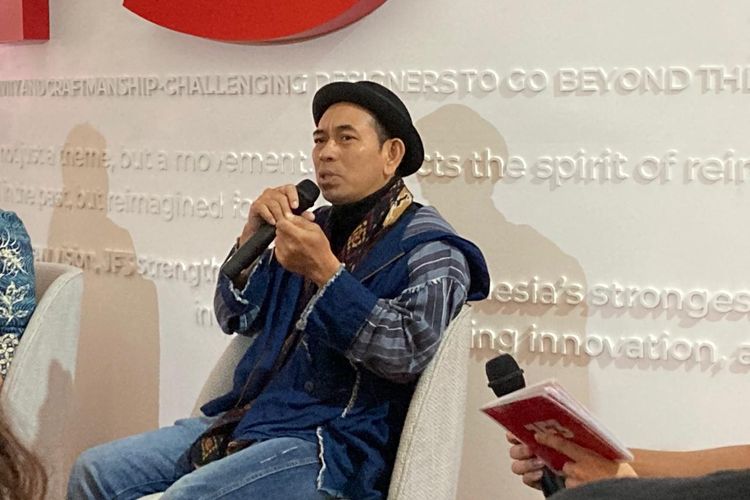 Kepala Desk Budaya Harian Kompas sekaligus pengamat fesyen, Hilmy Faiq, dalam diskusi JF3 bertajuk Recrafted: Shaping the Future di Summarecon Discovery, Jakarta Utara, Selasa (19/5/2026).