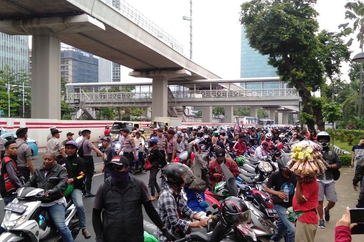 massa aksi di depan gedung Kemenkum HAM, Jalan RA Rasuna Said, Jakarta Selatan, Rabu (22/1/2020)