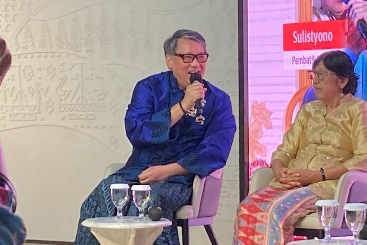 Pembatik Jakarta, Dave Tjoa, dalam talkshow Merayakan Batik Peranakan di Indonesia di pameran batik peranakan Metamorfosa di Lantai 8 Menara Kompas, Jakarta, Sabtu (11/4/2026).