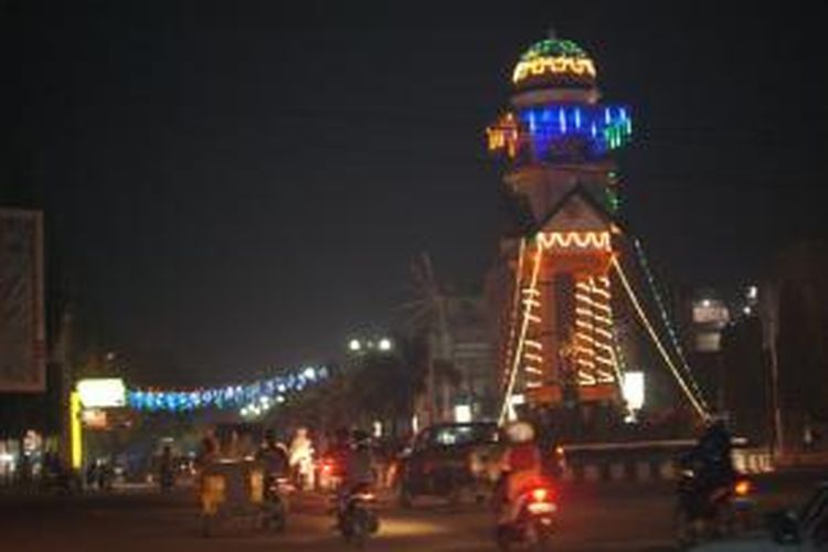 Suasana malam di Simpang empat Kota Bireuen, yang menjadi lintasan jalan Banda Aceh-Medan.