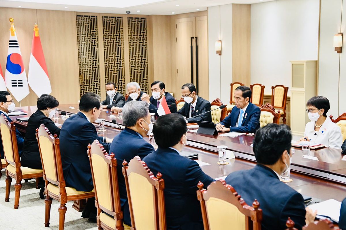 Suasana pertemuan antara Presiden Joko Widodo dan Presiden Korea Selatan Yoon Suk-yeol beserta delegasi kedua negara di Seoul, Kamis (28/7/2022).