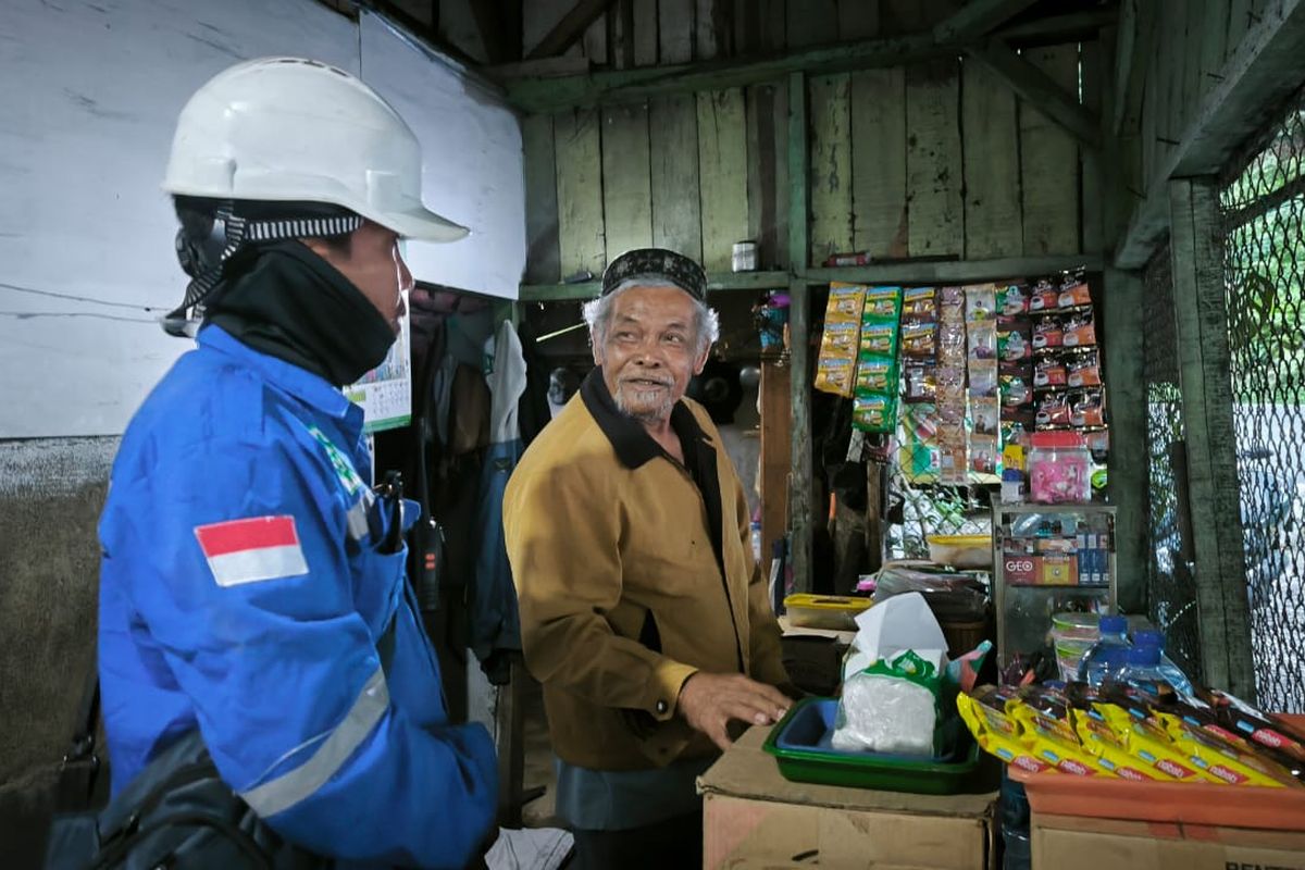 Slamet, pemilik warung kopi melayani pembeli yang merupakan pekerja proyek perbaikan jalur Gumitir Jember Jawa Timur.