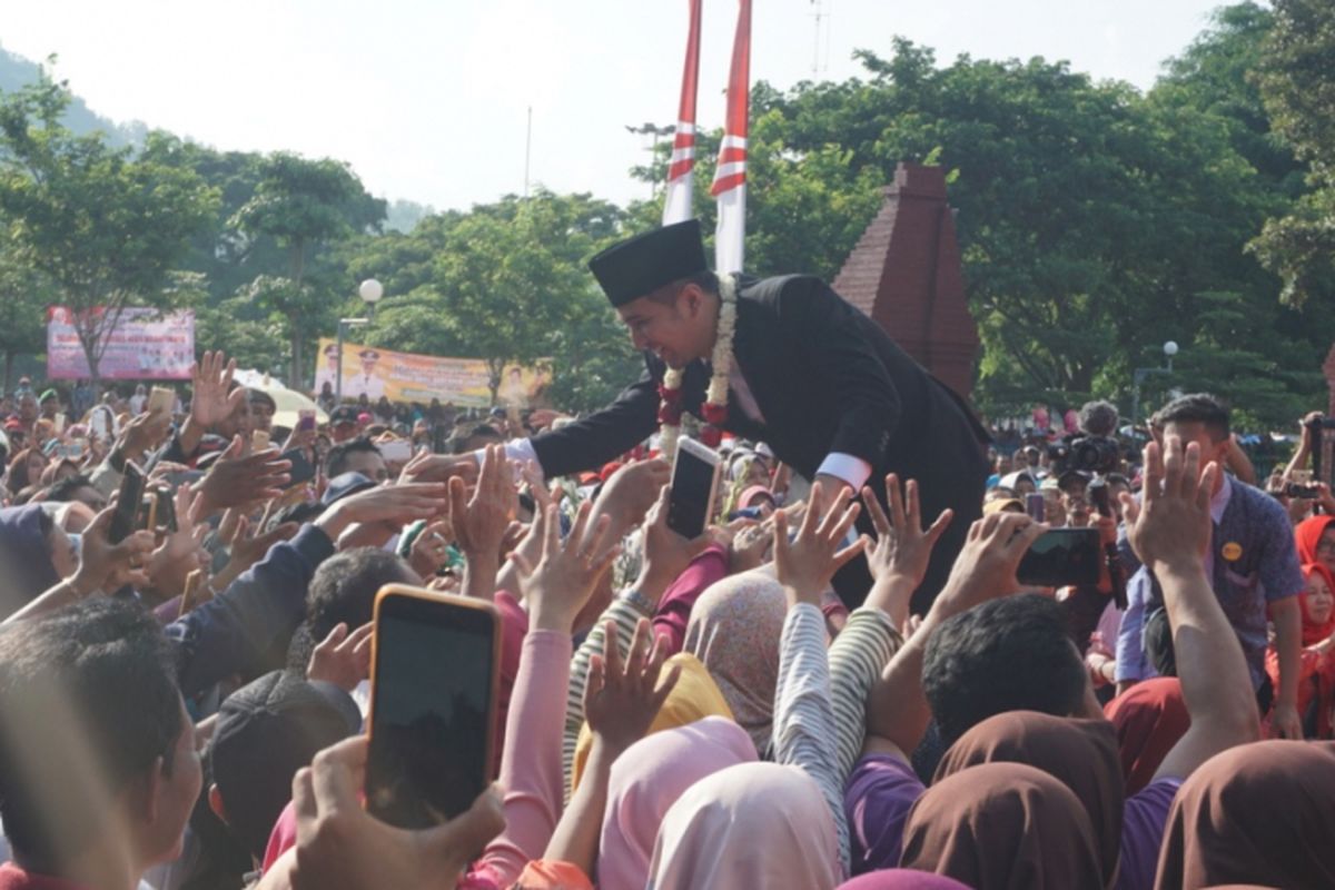 Wakil Gubernur Jawa Timur Emil Dardak Elestianto, saat acara pelepasan dirinya sebagai Bupati Trenggalek di pintu gerbang Pendopo Kabupaten Trenggalek, Jumat (15/02/2019).