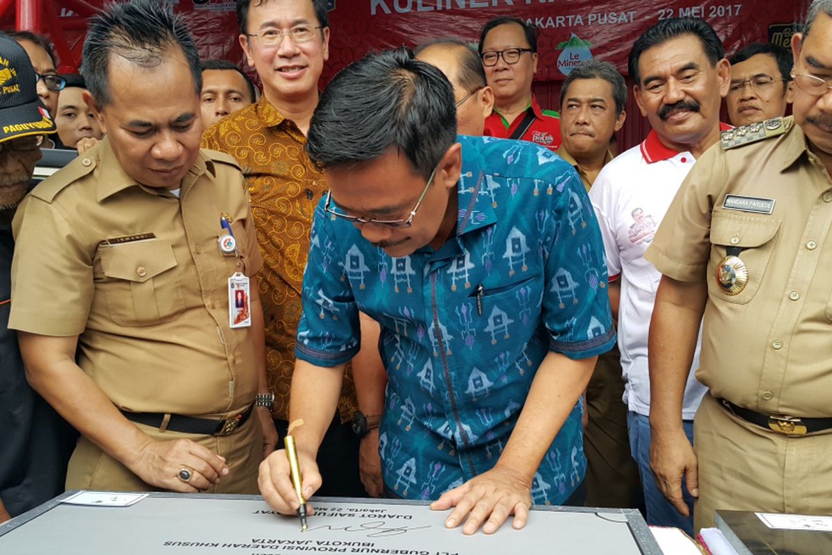 Pelaksana tugas (Plt) Gubernur DKI Jakarta Djarot Saiful Hidayat meresmikan lokasi sementara sentra kuliner nasi kapau di Jalan Kramat Raya, Jakarta Pusat, Senin (22/5/2017) sore. 