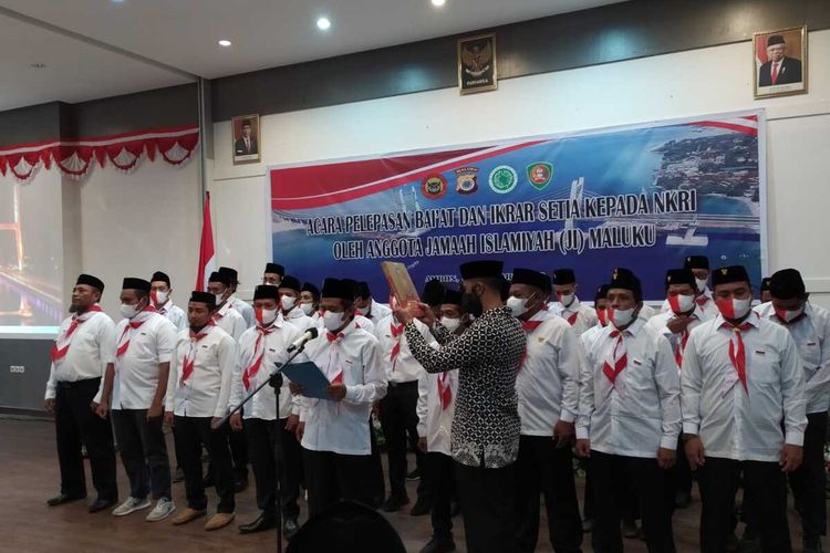 Puluhan Anggota Jamaah Islamiyah wilayah Maluku menyampaikan ikrar lepas dari organisasi tersebut dan menyatakan kesetiaan kepada NKRI dan Pancasila, Senin sore (30/1/2023)