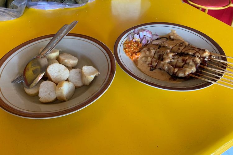 Inilah menu sate ayam Ngepos ditambah sepiring lomtong yang dijual di warung Pak Sipbun 2 di Jalan Panglima Sudirman Kota Madiun, Jawa Timur. 