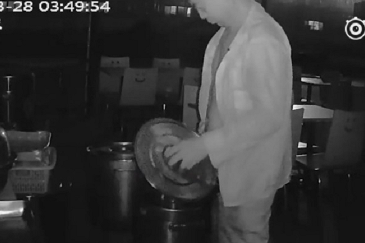 Dalam rekaman CCTV, terlihat Li terlihat sedang mengencingi sup sapi dari pengusaha restoran lain.