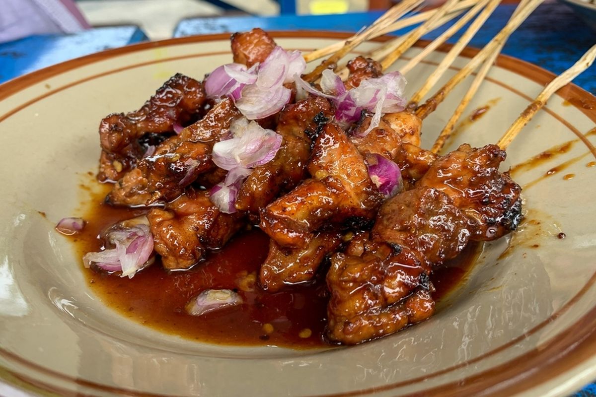 Ilustrasi sate kambing. Resep bumbu sate sebelum dan sesudah dibakar untuk mengolah daging kurban.