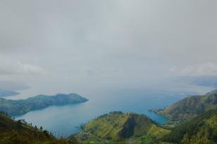Pemandangan Danau Toba di Kecamatan Merek, Kabupaten Karo, Sumatera Utara, Minggu (19/4/2015). Danau Toba merupakan danau terbesar di Indonesia yang tercipta dari hasil letusan gunung berapi raksasa (supervolcano) pada 75.000 tahun silam.
