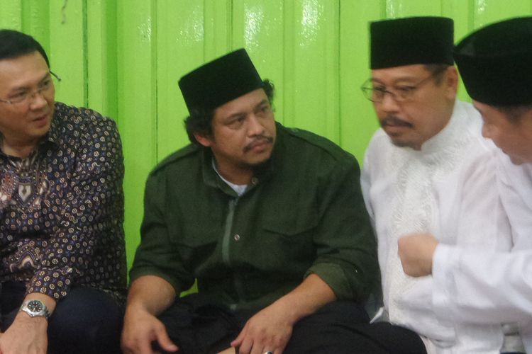 Gubernur DKI Jakarta Basuki Tjahaja Purnama atau Ahok saat mendatangi Makam Mbah Priok di Jakarta Utara, Sabtu (4/3/2017)