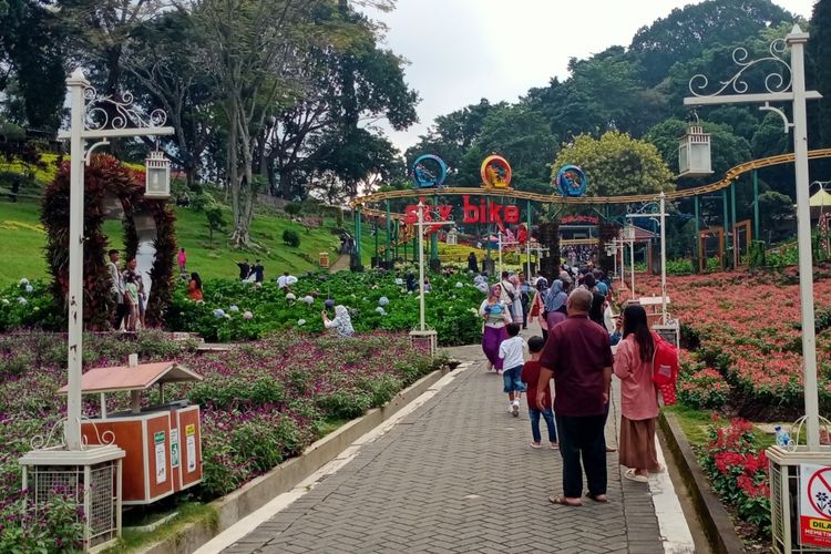 Suasana di Taman Rekreasi Selecta, Kota Batu, Jawa Timur pada Minggu (14/4/2024). 