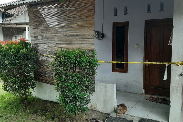 Garis Polisi terpasang di depan Kamar Kos yang ditinggali terduga pelaku W di daerah Triharjo, Kapanewon Sleman, Kabupaten Sleman. W merupakan salah satu pelaku mutilasi yang potongan korbanya di temukan di wilayah Turi, Sleman.