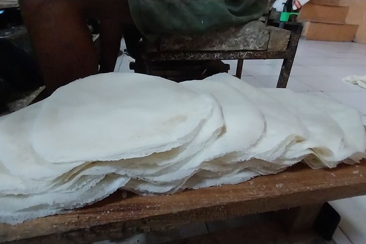 Seorang pemuda perajin kulit lumpia Sari Asih, Hasbi (21), sedang memproduksi olahan makanan kulit lumpia yang hendak dipasarkan ke para pedagang di rumahnya di Ciparay, Mangkubumi, Kota Tasikmalaya, Jawa Barat, Kamis (12/1/2023).