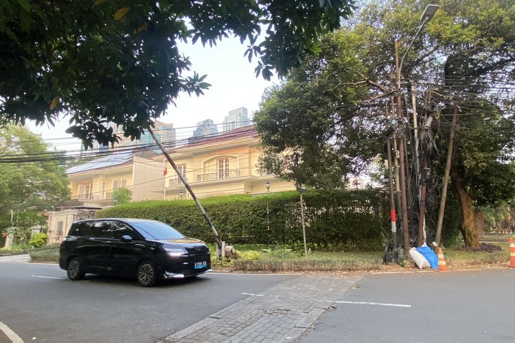Sudah Dilaporkan 6 Bulan, Kabel Semrawut dan Tiang Miring Masih Terpasang di Depan Rumah Dubes Kanada