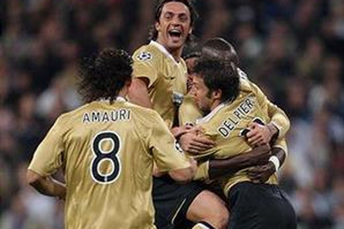 Kapten Juventus, Alessandro Del Piero mendapat sambutan rekan-rekannya setelah membobol gawang Real Madrid.