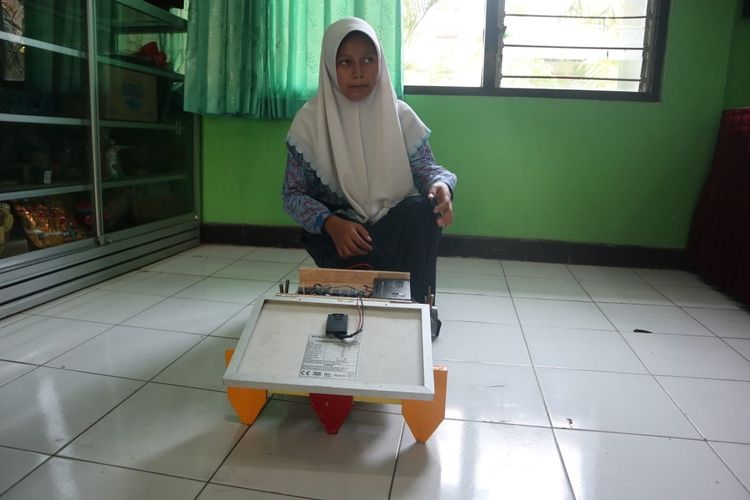 Prihatin dengan kondisi petani yang harus kepanasan dan gatal saat menjemur gabah,  Else Windasari (15) siswi kelas IX SMPN 1 Jetis Ponorogo Jawa Timur membuat robot penjemur padi.