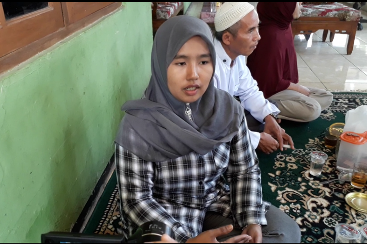 Robiatul Adawiyah, guru sekolah dasar yang mengaku dipecat karena dukung RK.