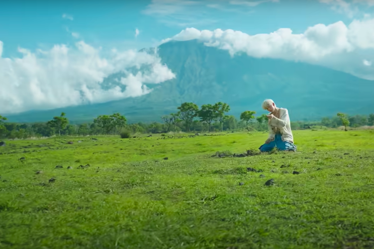 Tangkapan layar MV Sugar Rush Ride TXT dari album terbarunya The Name Chapter: Temptation, yang diduga syuting di Bali
