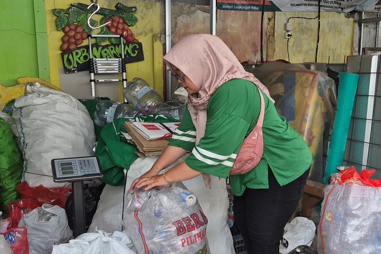 Saat Emak-Emak Koja Mengubah Sampah Jadi Sedekah...