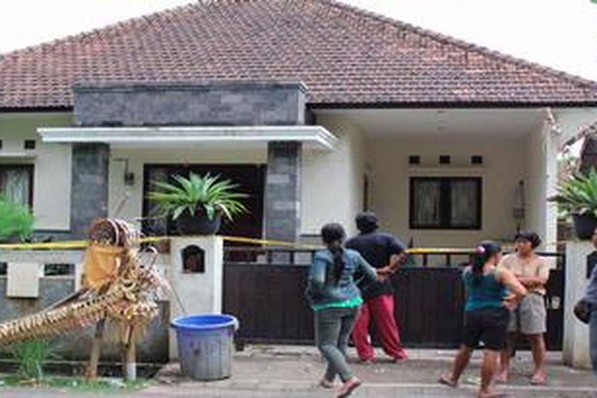 Warga sedang melihat rumah milik keluarga Made Purnabawa, di Kampial Residence II nomor 22, Kelurahan Benoa, Kecamatan Kuta Selatan, Kabupaten Badung, Bali, Sabtu (18/2/2012). Purnabawa, istrinya, dan seorang anaknya, serta sopir, pembantu, dan anak pembantu (total enam orang) menghilang sejak awal pekan ini. Saat polisi masih menyelidiki kasus ini karena ditemukan bercak darah di dalam rumah. 