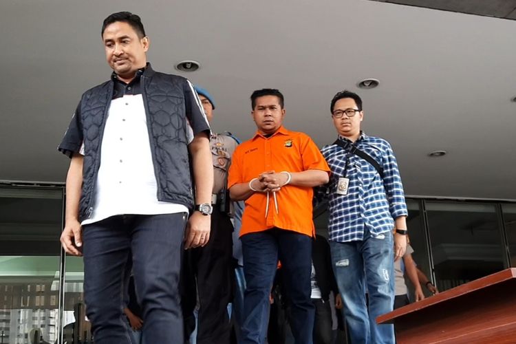 Pelaku penyerangan penyidik KPK Novel Baswedan RB saat akan dibawa menuju Bareskrim Mabes Polri, di Polda Metro Jaya, Jakarta Selatan, Minggu (28/12/2019)