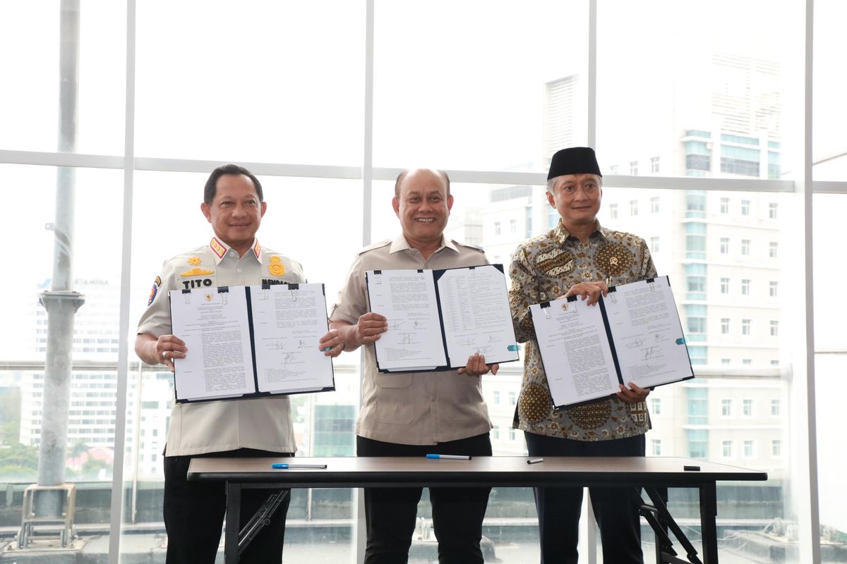 Menteri Dalam Negeri (Mendagri) Muhammad Tito Karnavian berfoto bersama Menteri Pekerjaan Umum (PU) Dody Hanggodo dan Kepala Badan Gizi Nasional (BGN) Dadan Hindayana menunjukkan Surat Keputusan Bersama (SKB) tentang Penetapan Daftar Lokasi Pembangunan Satuan Pelayanan Pemenuhan Gizi (SPPG) di daerah yang dilakukan di Kantor BGN, Jakarta, Kamis (18/9/2025).