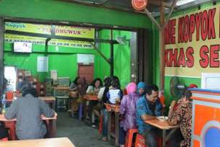 Pengunjung Warung Mi Kopyok Pak Dhuwur di Semarang, Jawa Tengah.