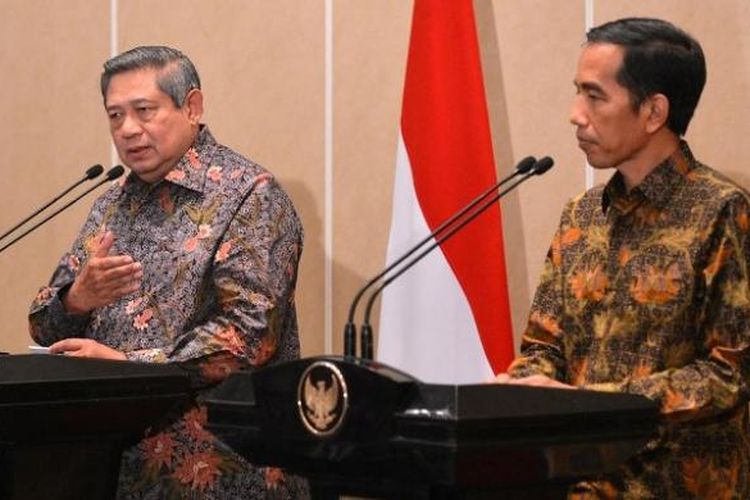 Presiden ke-6 SBY dan Presiden Joko Widodo memberikan keterangan pers bersama, seusai pertemuan empat mata, di Laguna Resort and Spa, Nusa Dua, Bali, Rabu (27/8) malam.