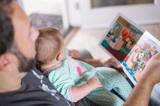 4 Manfaat Membacakan Buku untuk Bayi, Cukup 10 Menit Per Hari