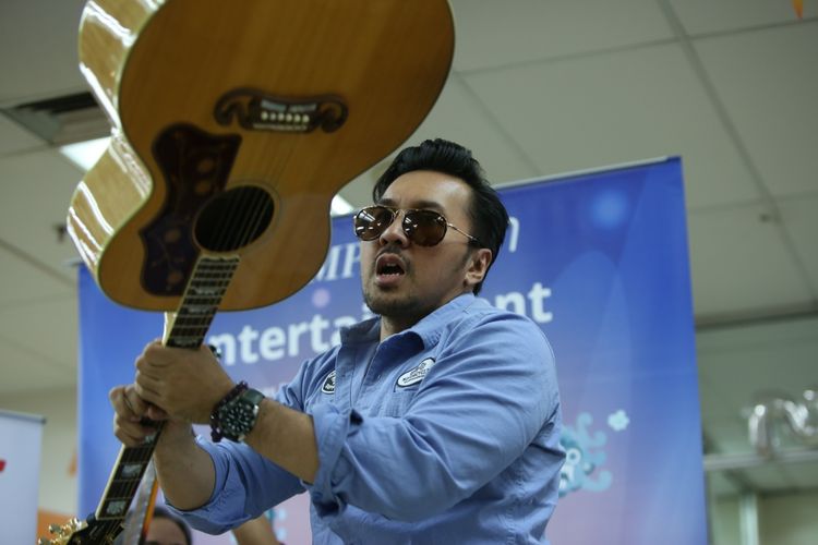 Penampilan  Naif di Gedung Kompas Gramedia, Palmerah Selatan, Jakarta, Senin (30/10/2017). Kehadiran Naif di Kantor Kompas.com untuk mempromosikan album terbarunya yang diberi nama 7 Bidadari Naif.