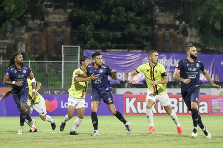 Pemain asing Arema FC dan Persik Kediri bersiap berebut bola saat pertandingan pekan 28 Liga 1 2021-2022 yang berakhir dengan skor 0-1 di Stadion I Gusti Ngurah Rai Denpasar, Minggu (27/2/2022) malam.