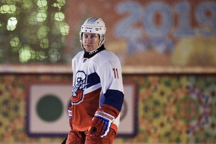 Presiden Rusia Vladimir Putin ambil bagian dalam pertandingan Night Hockey League di gelanggang skating pusat perbelanjaan GUM di Lapangan Merah, Moskwa, Sabtu (29/12/2018). (AFP/SPUTNIK/Alexey Nikolsky)
