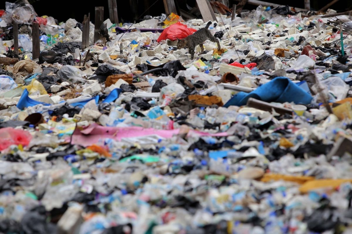 Suasana sampah yang menumpuk di Kali Gendong, Waduk Pluit, Penjaringan, Jakarta Utara, Selasa (14/3/2017). Kurangnya kesadaran masyarakat membuang sampah sembarangan mengakibatkan sampah plastik dari rumah tangga nyaris menyerupai daratan tersebut menumpuk di sepanjang Kali Gendong. (Foto: Ilustrasi)