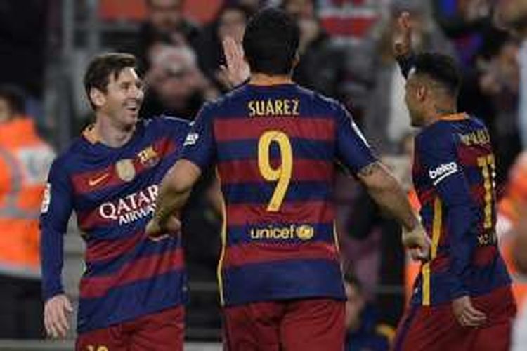 Tiga penyerang Barcelona, Lionel Messi, Luis Suarez, dan Neymar, melakukan selebrasi usai membobol gawang Celta Vigo di Stadion Camp Nou, Minggu (14/2/2016) waktu setempat.