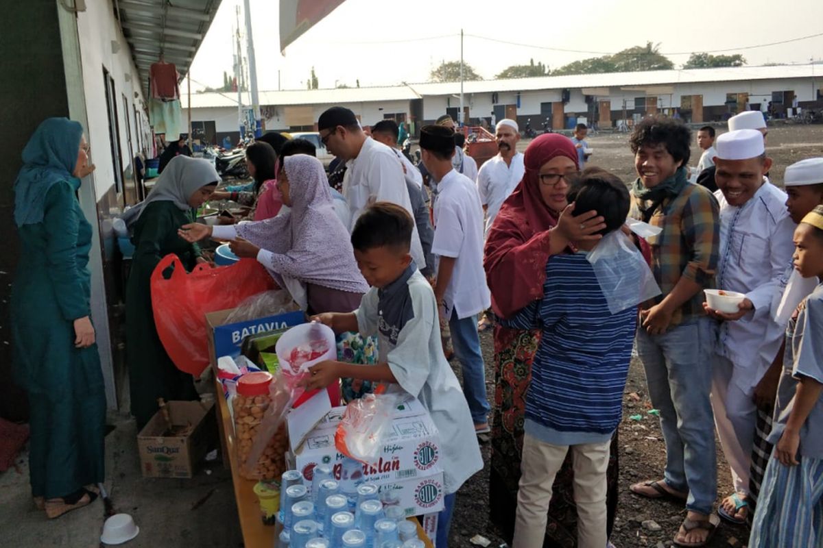 Warga Kampung Akuarium bersilaturahim usai shalat id, Jumat (15/6/2018).