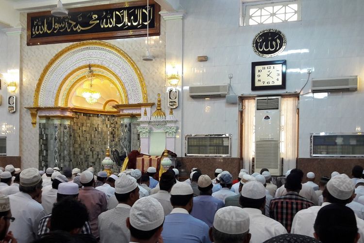 Di dalam Masjid Cholia Jame di Pusat Kota Yangon, Myanmar, September 2017. 