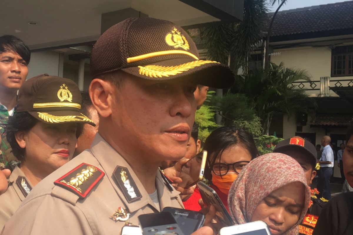 Kapolres Metro Bekasi Kota, Komisaris Besar Hero Bachtiar, saat diwawancarai usai kegiatan pemusnahan narkoba golongan satu dan miras di Polres Metro Bekasi Kota, Selasa (23/5/2017). 