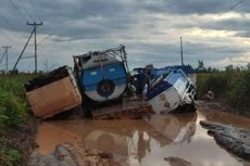3 Truk Terperosok di Kubangan Banjir, Jalan di Ketapang Macet hingga 3 Km