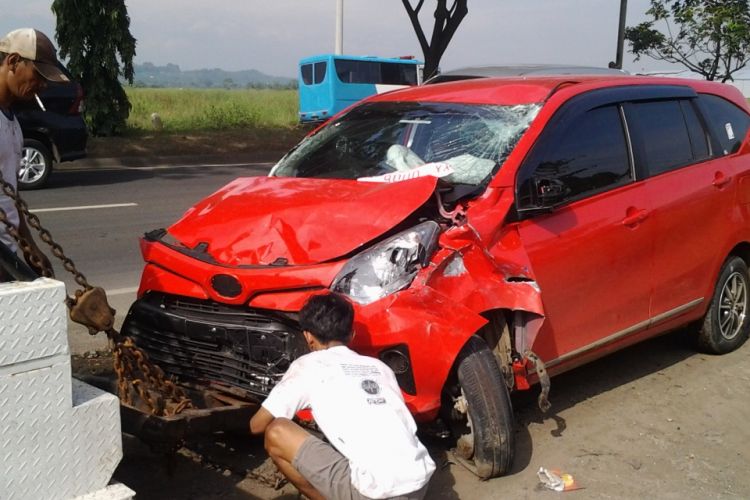 Mobil Cayla, yang menabrak 3 mobil dan 3 sepeda motor di jalan lingkar Kaliwungu Kendal. KOMPAS.Com /Slamet Priyatin