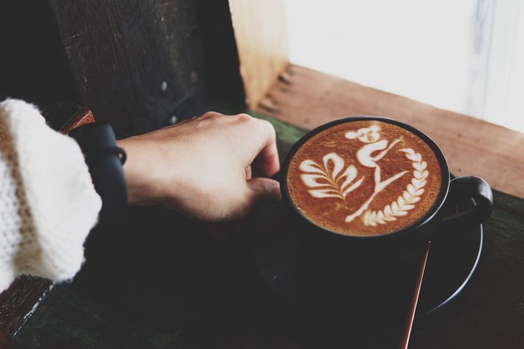 Jika ingin kulit tetap sehat, hindari mengonsumsi racikan kopi dengan susu terlalu sering.